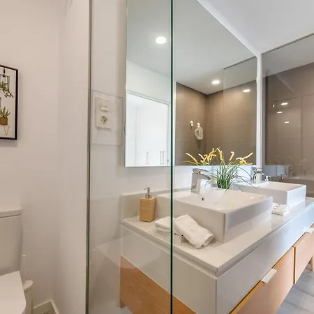 Newly Built Modern 3 Bdrm Townhouse With Sea View