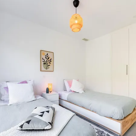 Newly Built Modern 3 Bdrm Townhouse With Sea View *