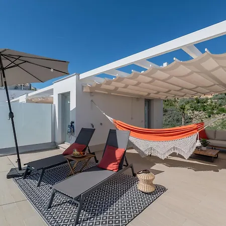 Newly Built Modern 3 Bdrm Townhouse With Sea View *